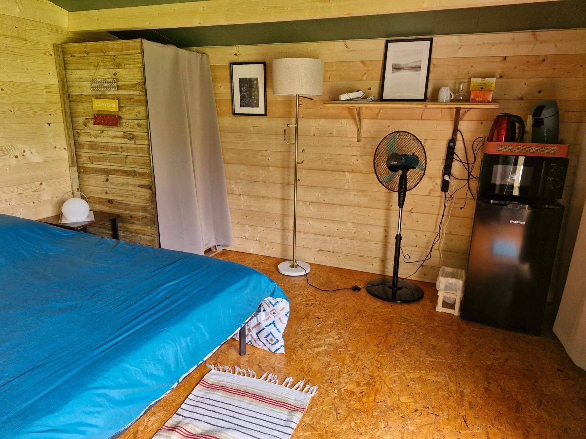 La Cabane Des Lucioles Saint-Julien-Boutieres Rom bilde